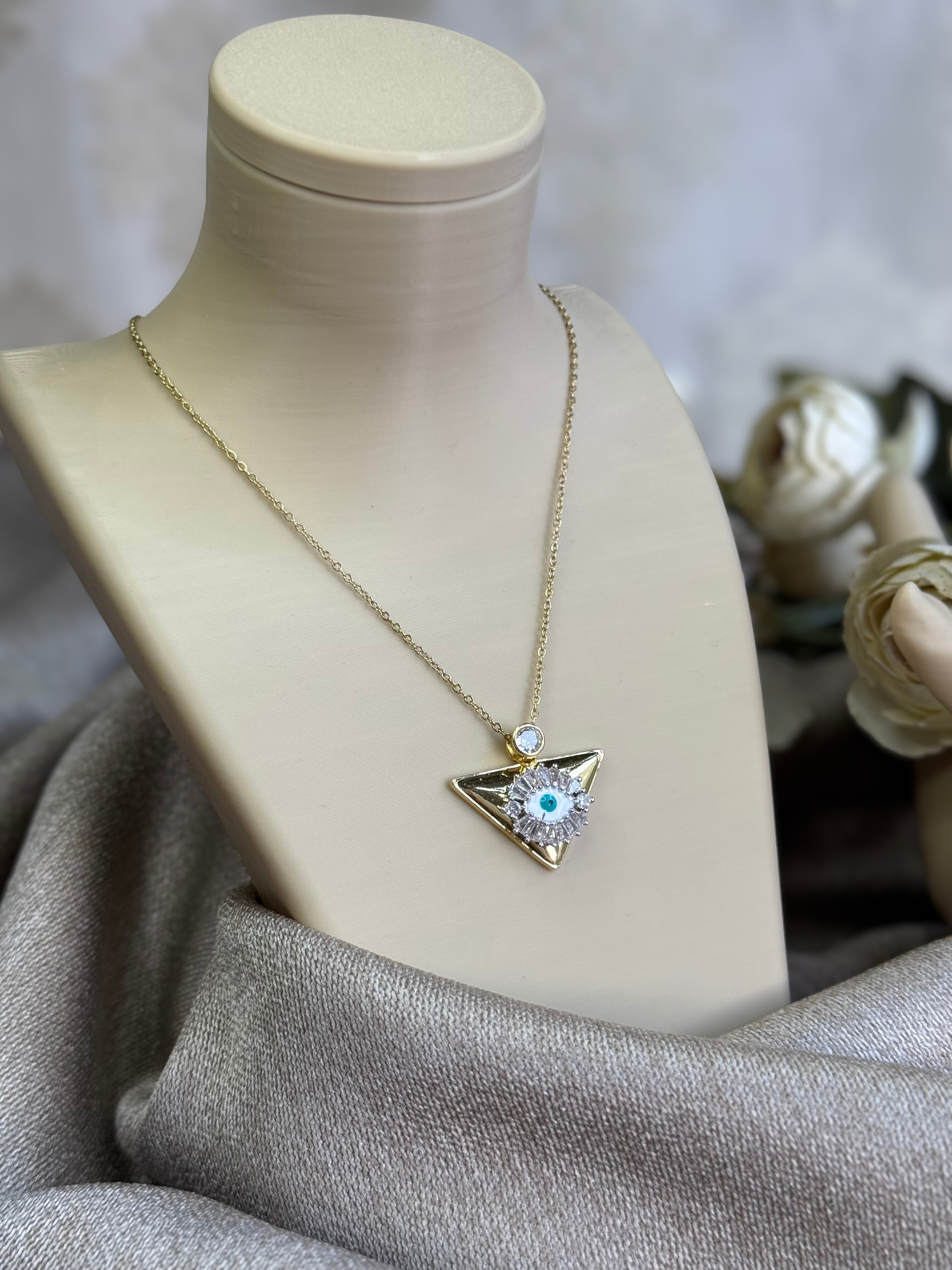 Çelik Üçgen Plaka Göz Model Kolye