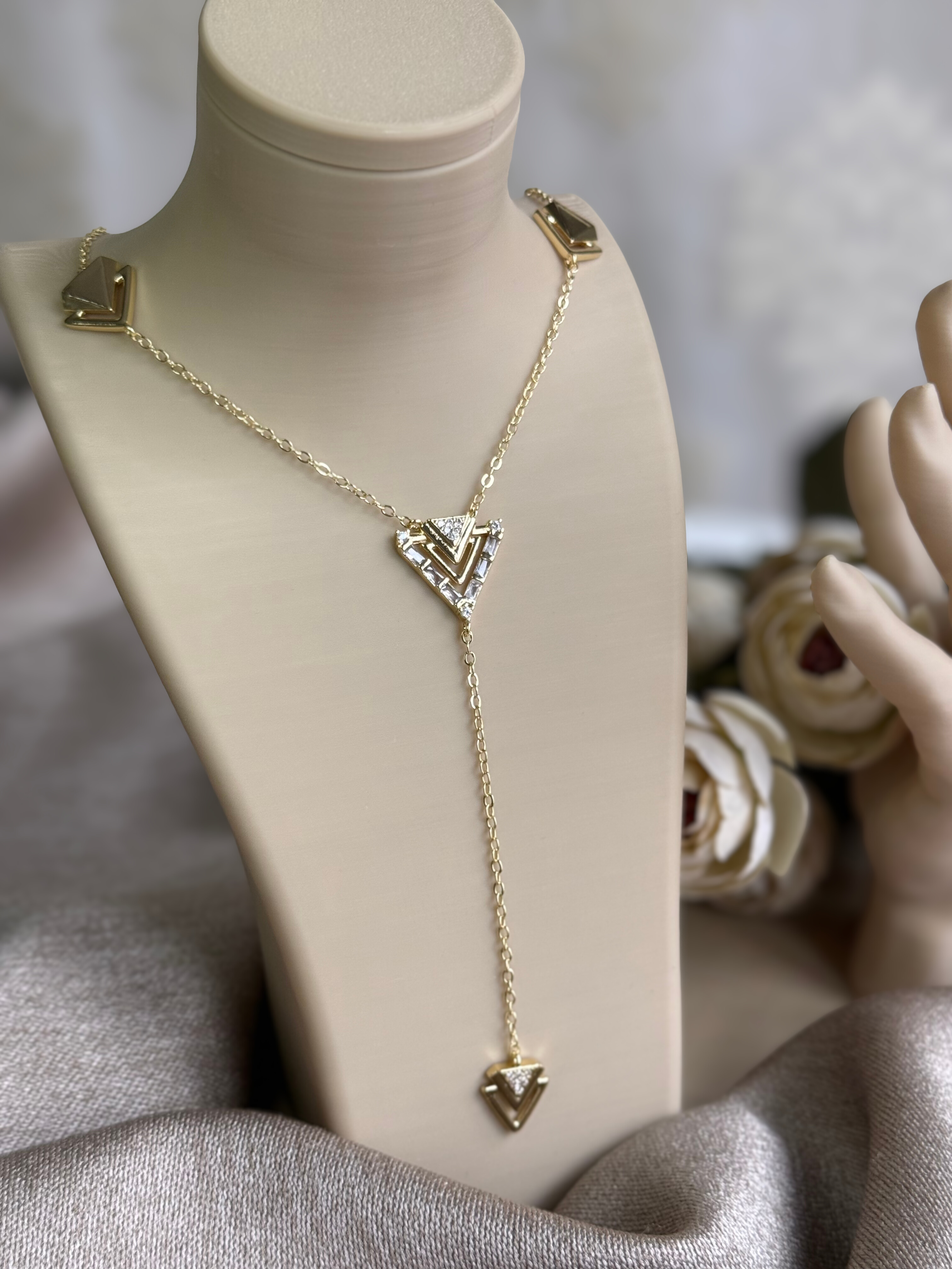 Üçgen Model Y Kolye