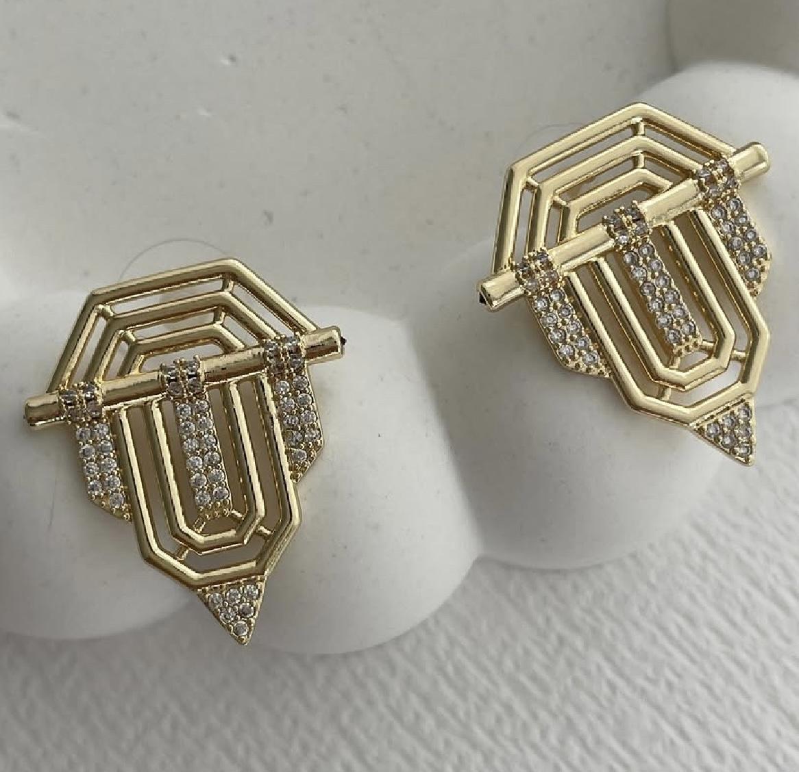 Serenay Üçgen Ok Model Küpe