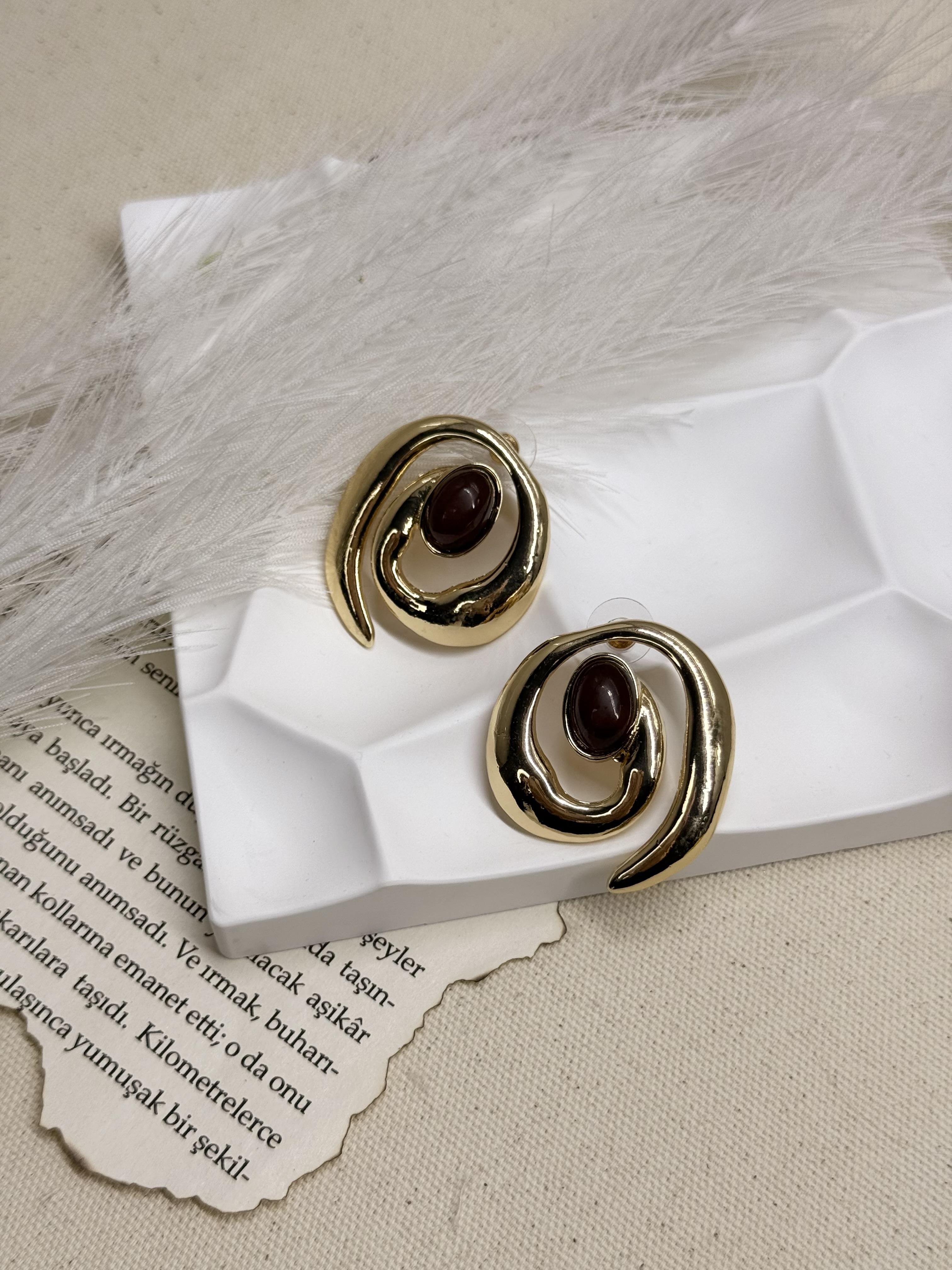 Kahverengi Oval Taş Spiral Küpe